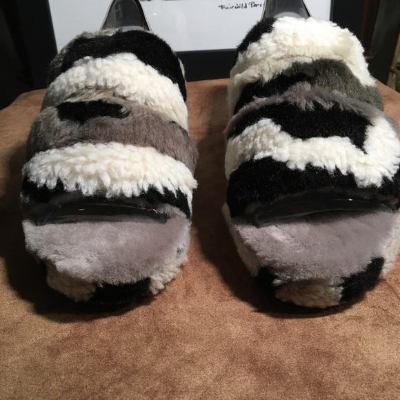 UGG NIB AUTHENTIC FLUFF YEAH BLACK & GRAY SLIPPERS - Picture 5 of 15